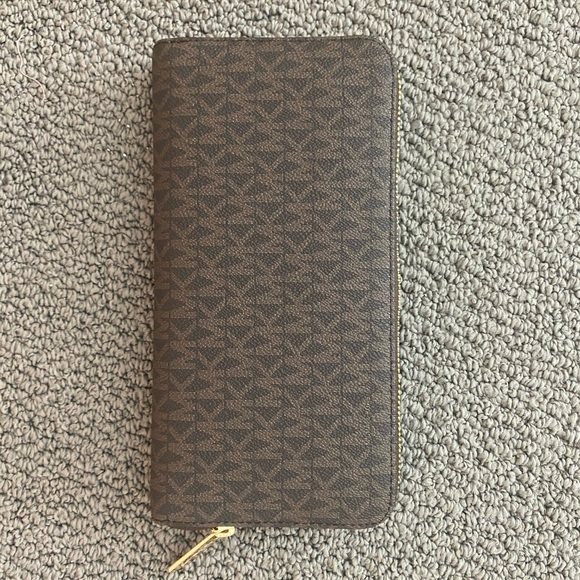 Micheal Kors wallet - Picture 2 of 4